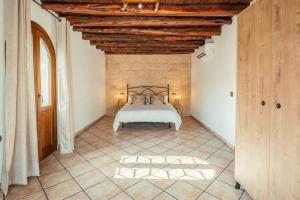 波蒂纳茨Finca Norte, Amazing villa close to the best Beaches的一间卧室设有一张床和木制天花板