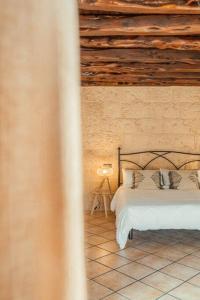 波蒂纳茨Finca Norte, Amazing villa close to the best Beaches的一间卧室设有一张床和木制天花板