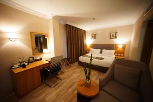 亚的斯亚贝巴Mado Hotel的配有一张床和一张书桌的酒店客房