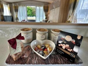 EmboHighland Holiday Getaways的一张桌子,上面放着一碗糖果和一本书