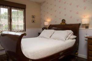 卡瑞纳Casa La Bolera的一间卧室配有一张带白色床单的床和一扇窗户。
