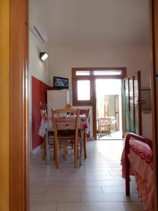 坎波内莱尔巴Casa Ventitre的厨房以及带桌椅的用餐室。