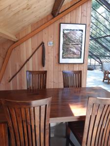 LommNatuurslaapkamer de zaadeest boskamer的一间带木桌和椅子的用餐室