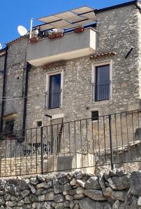 维科德尔加尔加诺Casa Maremonti - Gargano的前面有围栏的石头房子