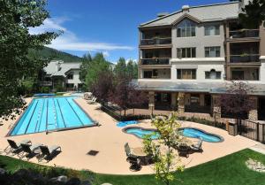 比弗河Beaver Creek Highlands Westview 3 Bedroom Condo的游泳池的图片