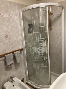 努斯Lo Sondzo的带淋浴和盥洗盆的浴室