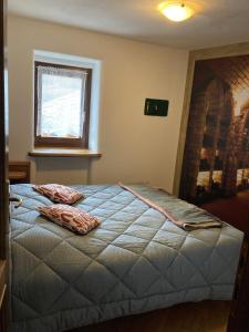 努斯Lo Sondzo的一间卧室配有一张带两个枕头的床
