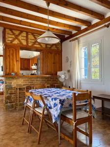 VíssaMolly’s Home的厨房里设有1间带桌椅的用餐室