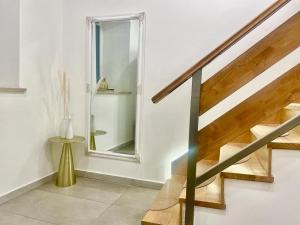 杜布罗夫尼克Ida Old Town Rooms 2的白色房间的一个楼梯,镜子