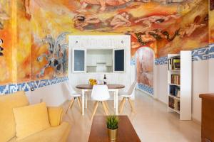 拉奥罗塔瓦EDEN RENTALS La Morada de Otazzo的客厅配有桌子和墙上的绘画