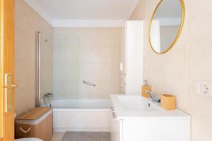 拉奥罗塔瓦EDEN RENTALS La Morada de Otazzo的浴室设有白色水槽和镜子