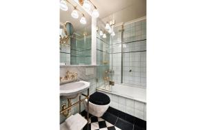 纽约马尔顿酒店 的一间带水槽和镜子的浴室