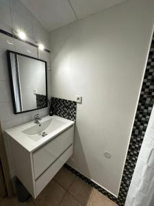 莫吉奥Le mas du bosc的白色的浴室设有水槽和镜子