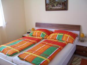 巴德米滕多夫LANDHAUS JASMIN ausgezeichnet mit 4 Kristallen - FW Kammblick的一间卧室配有两张带彩色毯子和枕头的床。
