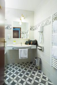多朗库尔海盗酒店的一间带水槽和镜子的浴室