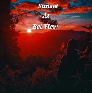 哈普特莱Bel View Guest House的日落景象,床上的日落景象