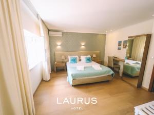 劳林哈Laurus Hotel的酒店客房设有床和窗户。