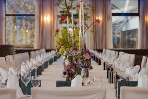 塞默灵塞默灵体育酒店的长桌,带酒杯和鲜花