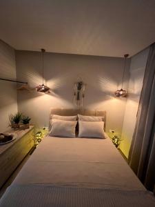 亚历山德鲁波利斯Supreme Malibu Suite的一间卧室配有一张大床和灯光