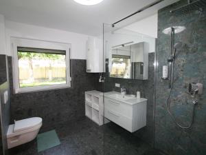 因斯布鲁克Apartment Diwani home stay Innsbruck by Interhome的浴室配有卫生间、盥洗盆和淋浴。