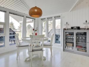 维斯特索马肯Holiday Home Greta - 200m from the sea in Bornholm by Interhome的白色的用餐室配有白色的桌椅