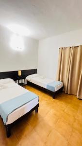 埃斯普霍斯Casa Vicent Campanitx Es Pujols的配有2张床的木地板客房