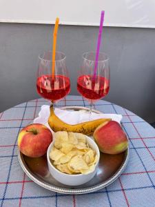 里乔内Affittacamere Ceccarini的两杯红葡萄酒,旁边是一盘食物