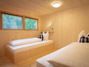 奥西阿赫Apartment Glamping Lodge B by Interhome的木间设有两张床,配有两扇窗户