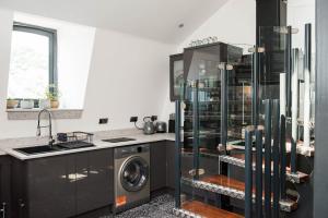 肯德尔The Arches Apartments Kendal的厨房配有洗衣机和洗衣机。