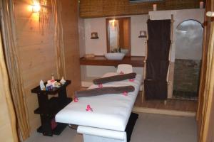 萨利波图尔Movenpick Resort Lamantin Saly的一间带白色沙发和水槽的浴室