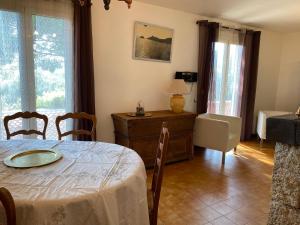 菲加里Casa Minnana的一间带桌椅和窗户的用餐室