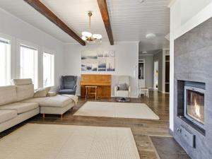 Holiday Home Kotikumpu by Interhome的带沙发和壁炉的客厅