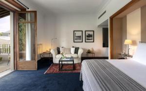 巴塞罗那普里梅罗第一酒店的一间卧室设有一张床和一间客厅。