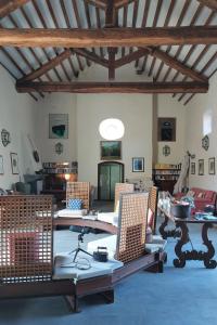 BoscoHoliday Home Villa La Chiesa by Interhome的客厅配有藤椅和桌子