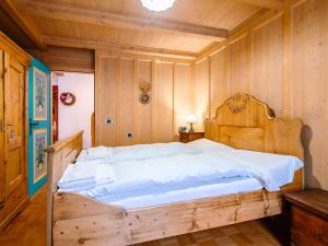 蓬尼亚Chalet Cesa Galaldriel-3 by Interhome的木墙客房内的一张大型木床