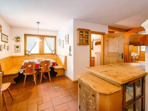 蓬尼亚Chalet Cesa Galaldriel-3 by Interhome的厨房以及带桌椅的用餐室。