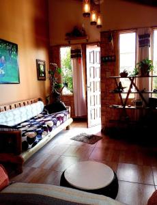 埃尔卡拉法特Cabaña Onty的客厅配有沙发和桌子