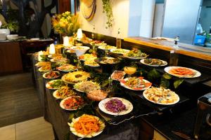 亚的斯亚贝巴Mado Hotel的包含许多食物的自助餐