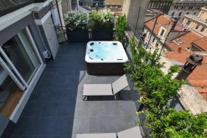 米兰PRESTIGE BOUTIQUE APARTHOTEL - Piazza Duomo View的大楼阳台上的热水浴池