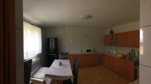 ŻabnicaAgroturystyka Pod Wierchami的带桌子的厨房和带窗户的厨房