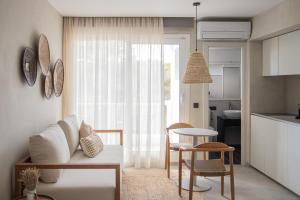 埃斯普霍斯Boho Suites Formentera的带沙发和椅子的客厅以及厨房。