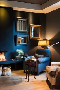 巴塞罗那普里梅罗第一酒店的客厅设有蓝色的沙发和壁炉