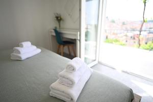 赫瓦尔House La Vista Hvar的酒店客房的窗户床上配有毛巾