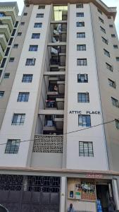 内罗毕Attic place South B.的一座公寓楼,阳台上有人在座