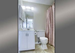 格尔夫海岸Gulf Shores Plantation Condos的浴室配有白色卫生间和盥洗盆。