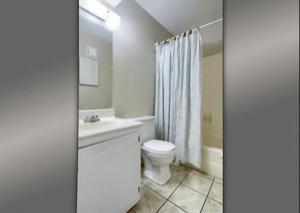 格尔夫海岸Gulf Shores Plantation Condos的白色的浴室设有卫生间和水槽。