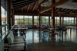 皮雷诺波利斯Resort Quinta Santa Bárbara OFICIAL的用餐室设有桌椅和窗户。