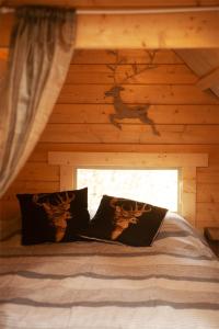 埃斯波Troll House Eco-Cottage, Nuuksio for Nature lovers, Petfriendly的小木屋内的一张床位,设有窗户