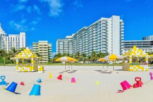 迈阿密海滩迈阿密海滩圣胡安酒店的沙滩上沙滩上摆放着五颜六色的椅子和遮阳伞