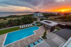 诺瓦利娅Resort Villa Moses的享有带游泳池的别墅的空中景致